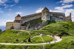 Rasnov, Румыния - май 2017: Широкий взгляд внутреннего двора цитадели Rasnov в графстве Румынии Brasov стоковое фото Rasnov, Румыния - май 2017: Широкий взгляд внутреннего двора цитадели Rasnov в графстве Румынии Brasov стоковое фото