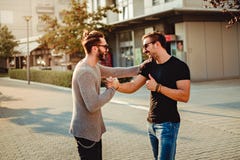 Rassemblement de vieux amis et rire tout en se serrant la main photos stock Rassemblement de vieux amis et rire tout en se serrant la main photos stock