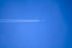 Rastro del avi?n de reacci?n en el cielo azul claro Aeroplano en el cielo con la estela de vapor imagen de archivo Rastro del avi?n de reacci?n en el cielo azul claro Aeroplano en el cielo con la estela de vapor imagen de archivo