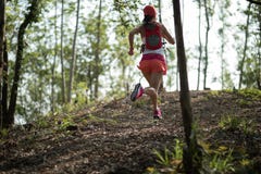 rastro del campo a través de la mujer que corre en bosque imagenes de archivo rastro del campo a través de la mujer que corre en bosque imagenes de archivo