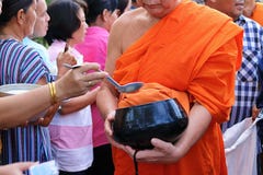 Ratchaburi Tajlandia, Kwiecień, - 14, 2017: Buddysta daje datkom z foods mnich buddyjski na Songkran dniu w ranku fotografia stock Ratchaburi Tajlandia, Kwiecień, - 14, 2017: Buddysta daje datkom z foods mnich buddyjski na Songkran dniu w ranku fotografia stock