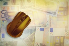 Rato do computador no fundo dos dólares e dos euro imagens de stock Rato do computador no fundo dos dólares e dos euro imagens de stock