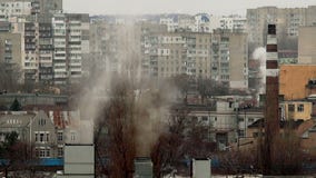 Rauch von den Kaminen stock footage Rauch von den Kaminen stock footage