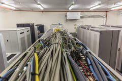 Raum mit Reihen der Server-Hardware im Rechenzentrum oder in zellulärem Schalterkommunikation Raum lizenzfreie stockbilder Raum mit Reihen der Server-Hardware im Rechenzentrum oder in zellulärem Schalterkommunikation Raum lizenzfreie stockbilder