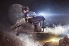 Raumfahrt ist enormes Geschäftskonzept - Geschäftsmannfliegen mit Spielzeugflugzeug lizenzfreie stockfotos Raumfahrt ist enormes Geschäftskonzept - Geschäftsmannfliegen mit Spielzeugflugzeug lizenzfreie stockfotos
