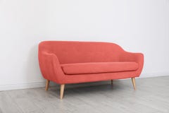 Rauminnenraum mit bequemem Sofa lizenzfreie stockfotos Rauminnenraum mit bequemem Sofa lizenzfreie stockfotos