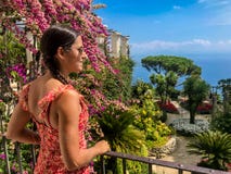 Ravello, Itália, o 7 de setembro de 2018: Cartão de imagem com o terraço com as flores nas casas de campo Rufolo do jardim em Rav fotos de stock Ravello, Itália, o 7 de setembro de 2018: Cartão de imagem com o terraço com as flores nas casas de campo Rufolo do jardim em Rav fotos de stock