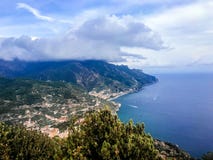 Ravello, Ιταλία, στις 7 Σεπτεμβρίου 2018: Κάρτα εικόνων με το πεζούλι με τα λουλούδια στις βίλες Rufolo κήπων σε Ravello Ακτή της στοκ εικόνες Ravello, Ιταλία, στις 7 Σεπτεμβρίου 2018: Κάρτα εικόνων με το πεζούλι με τα λουλούδια στις βίλες Rufolo κήπων σε Ravello Ακτή της στοκ εικόνες