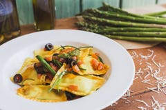 Ravioli avec les olives, l'asperge et la tomate photos libres de droits Ravioli avec les olives, l'asperge et la tomate photos libres de droits