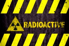 Rayas negras del peligro del amarillo de la palabra del símbolo del peligro de la radiación ionizante radiactiva o de la energía imagen de archivo libre de regalías Rayas negras del peligro del amarillo de la palabra del símbolo del peligro de la radiación ionizante radiactiva o de la energía imagen de archivo libre de regalías