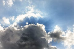 Rayos de Sun estallados de detrás una nube fotografía de archivo libre de regalías Rayos de Sun estallados de detrás una nube fotografía de archivo libre de regalías