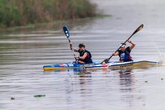 Raça da canoa de Dusi das irmãs dos Paddlers Fotografia de Stock Raça da canoa de Dusi das irmãs dos Paddlers Fotografia de Stock