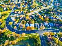 Real Estate baksida av gemenskap med färgrika sidor som vänder färger för bärare för nedgångAutumn Texas Hill Country Neighborhoo fotografering för bildbyråer Real Estate baksida av gemenskap med färgrika sidor som vänder färger för bärare för nedgångAutumn Texas Hill Country Neighborhoo fotografering för bildbyråer