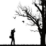 Realistisk illustration av en kontur av en man som fotograferar tre fåglar på ett träd, vektor vektor illustrationer Realistisk illustration av en kontur av en man som fotograferar tre fåglar på ett träd, vektor vektor illustrationer