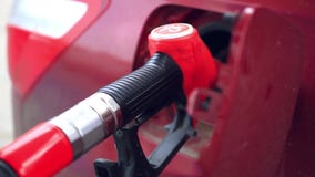 Reaprovisionamiento del coche en una gasolinera metrajes Reaprovisionamiento del coche en una gasolinera metrajes
