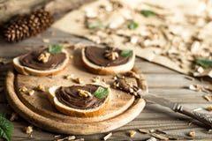 Rebanadas de pan con las nueces y el cuchillo de la crema del chocolate Imágenes de archivo libres de regalías Rebanadas de pan con las nueces y el cuchillo de la crema del chocolate Imágenes de archivo libres de regalías