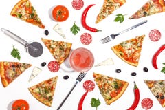 Rebanadas de pizza, de ingredientes y de cubiertos en un fondo blanco Visión superior fotos de archivo libres de regalías Rebanadas de pizza, de ingredientes y de cubiertos en un fondo blanco Visión superior fotos de archivo libres de regalías