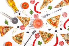 Rebanadas de pizza, de ingredientes y de cubiertos en un fondo blanco Visión superior fotos de archivo Rebanadas de pizza, de ingredientes y de cubiertos en un fondo blanco Visión superior fotos de archivo