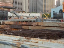 Rebar χάλυβα σπείρες μεταξύ άλλου στέλνοντας εξοπλισμού σε μια βιομηχανική αποβάθρα στη αστική περιοχή στοκ φωτογραφίες Rebar χάλυβα σπείρες μεταξύ άλλου στέλνοντας εξοπλισμού σε μια βιομηχανική αποβάθρα στη αστική περιοχή στοκ φωτογραφίες