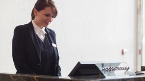 Recepcionista fêmea positivo que datilografa no computador video estoque Recepcionista fêmea positivo que datilografa no computador video estoque