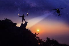 Recherche d'hélicoptère des personnes absentes sur le dessus de la montagne photos stock Recherche d'hélicoptère des personnes absentes sur le dessus de la montagne photos stock
