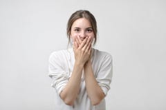 Recht europäische Frau ist froh, einen Vorschlag zu empfangen oder anzubieten stockbilder Recht europäische Frau ist froh, einen Vorschlag zu empfangen oder anzubieten stockbilder