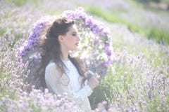 Recht junges Mädchen draußen auf einem Lavendel-Blumen-Gebiet lizenzfreie stockfotos Recht junges Mädchen draußen auf einem Lavendel-Blumen-Gebiet lizenzfreie stockfotos