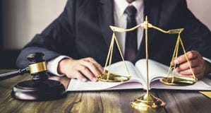 Rechtershamer met Rechtvaardigheidsadvocaten, Hamer op houten lijst en Coun stock afbeelding Rechtershamer met Rechtvaardigheidsadvocaten, Hamer op houten lijst en Coun stock afbeelding