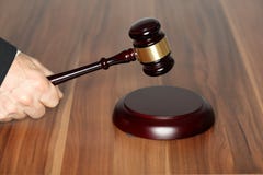Rechtsanwalt mit Hammer in der Hand Stockbild Rechtsanwalt mit Hammer in der Hand Stockbild