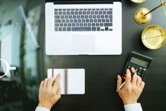 Rechtvaardigheid en wetsconcept zakenman of advocaat of accountants het werk royalty-vrije stock afbeelding Rechtvaardigheid en wetsconcept zakenman of advocaat of accountants het werk royalty-vrije stock afbeelding