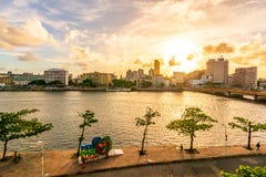 Recife, Pernambuco, Brasilien - April 2017: Sonnenuntergang in Capibaribe-Fluss Rio Capibaribe, Alfandega-Promenade Cais DA Alfâ lizenzfreie stockfotografie Recife, Pernambuco, Brasilien - April 2017: Sonnenuntergang in Capibaribe-Fluss Rio Capibaribe, Alfandega-Promenade Cais DA Alfâ lizenzfreie stockfotografie