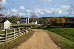 Recinti della spaccatura-ferrovia e campi impilati dell'azienda agricola - Appomattox, la Virginia fotografia stock libera da diritti Recinti della spaccatura-ferrovia e campi impilati dell'azienda agricola - Appomattox, la Virginia fotografia stock libera da diritti