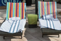 24 recliners del norte de la piscina del hotel dos imagen de archivo libre de regalías 24 recliners del norte de la piscina del hotel dos imagen de archivo libre de regalías