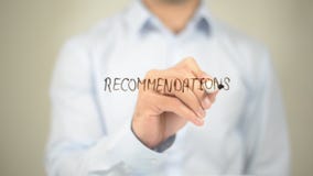 Recomendações, escrita do homem na tela transparente imagens de stock royalty free Recomendações, escrita do homem na tela transparente imagens de stock royalty free