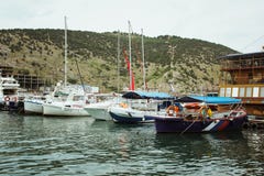 Reconstrucción en un barco en la orilla de una montaña hermosa Yates y barcos en la bahía hermosa de Balaklava Pesca pintoresca fotografía de archivo Reconstrucción en un barco en la orilla de una montaña hermosa Yates y barcos en la bahía hermosa de Balaklava Pesca pintoresca fotografía de archivo