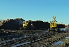 Reconstruction d'un chemin de fer avec des machines travaillant sur un jour d'hiver ensoleillé photo libre de droits Reconstruction d'un chemin de fer avec des machines travaillant sur un jour d'hiver ensoleillé photo libre de droits