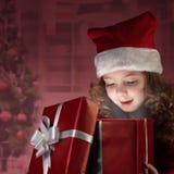 Rectángulo de regalo abierto de la niña feliz imagen de archivo libre de regalías Rectángulo de regalo abierto de la niña feliz imagen de archivo libre de regalías