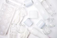 Recyclebarer Abfall, der Glas, Plastik, Metall und aus Papier auf weißem Hintergrund besteht Weißes Beschaffenheitskonzept lizenzfreies stockbild Recyclebarer Abfall, der Glas, Plastik, Metall und aus Papier auf weißem Hintergrund besteht Weißes Beschaffenheitskonzept lizenzfreies stockbild