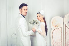 Recém-casados modernos bonitos que olham a câmera foto de stock royalty free Recém-casados modernos bonitos que olham a câmera foto de stock royalty free