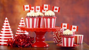 Red and white theme cupcakes with Canadian maple leaf flags Royalty Free Stock Images Red and white theme cupcakes with Canadian maple leaf flags Royalty Free Stock Images