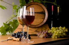 Red and white wine with grapes