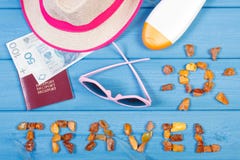 Redacte el viaje con la forma del sol, gafas de sol, loción del sol, sombrero de paja, pasaporte con el dinero polaco imágenes de archivo libres de regalías Redacte el viaje con la forma del sol, gafas de sol, loción del sol, sombrero de paja, pasaporte con el dinero polaco imágenes de archivo libres de regalías