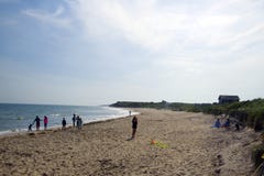 Redaktörs- slättar för dike för flickaflygdrake sätter på land Montauk New York Fotografering för Bildbyråer Redaktörs- slättar för dike för flickaflygdrake sätter på land Montauk New York Fotografering för Bildbyråer