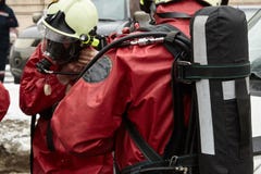 Redders bij de productie waar er een ongeval was stock afbeelding Redders bij de productie waar er een ongeval was stock afbeelding
