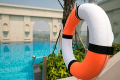 Reddingsboei en Pool bovenop de bouw met de luchtmening van Saigon, V stock afbeeldingen Reddingsboei en Pool bovenop de bouw met de luchtmening van Saigon, V stock afbeeldingen