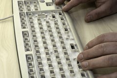 Redefreiheit, Zensur und Verbote im Internet, ein Mann arbeitet an einer Tastatur ohne Schlüssel stockfotografie Redefreiheit, Zensur und Verbote im Internet, ein Mann arbeitet an einer Tastatur ohne Schlüssel stockfotografie