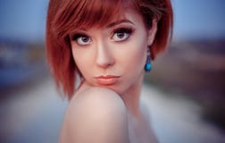 Redhaired meisje kijkt over haar schouder royalty-vrije stock fotografie Redhaired meisje kijkt over haar schouder royalty-vrije stock fotografie