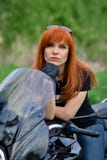 Redhaired vrouw op fiets royalty-vrije stock afbeelding Redhaired vrouw op fiets royalty-vrije stock afbeelding