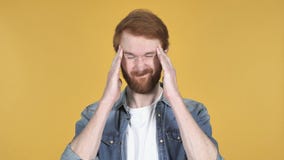 Redhead άτομο με τον πονοκέφαλο, κίτρινο υπόβαθρο Redhead άτομο με τον πονοκέφαλο, κίτρινο υπόβαθρο