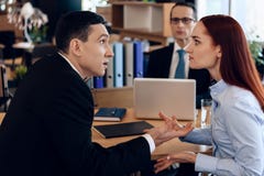 Redheaded женщина спорит с взрослым человеком в офисе ` s юриста развода стоковое фото rf Redheaded женщина спорит с взрослым человеком в офисе ` s юриста развода стоковое фото rf